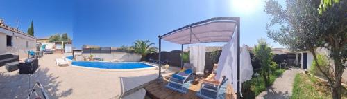 une maison avec piscine et une maison avec dans l'établissement Suite Harlequin, à Cournonterral