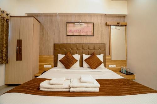 Ein Bett oder Betten in einem Zimmer der Unterkunft The Dwarika Hotel