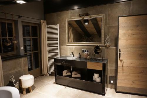 uma casa de banho com um lavatório e um espelho em Chalet S - 5 Sterne Luxus Ferienhaus direkt am Eibsee und Zugspitze em Grainau