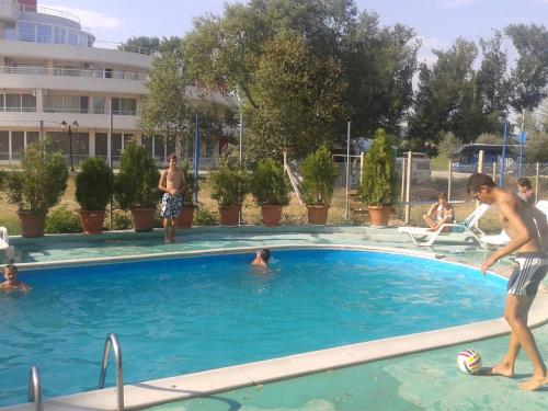 un grupo de personas en una piscina en Hotel Zora en Kranevo