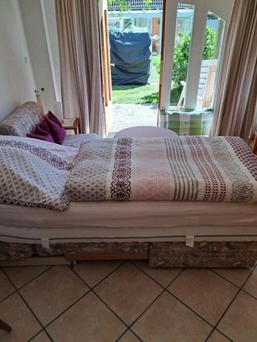 ein Bett auf einem Holzrahmen in einem Zimmer in der Unterkunft Haus Halliger, Appartment Ramon in Westerland