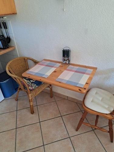 einen Tisch und einen Stuhl in der Küche in der Unterkunft Haus Halliger, Appartment Ramon in Westerland