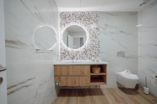 uma casa de banho com um lavatório e um espelho em Modern Trindade by Homing no Porto