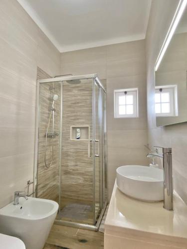 a bathroom with a shower and a sink at Serra mar in Cruz de João Mendes