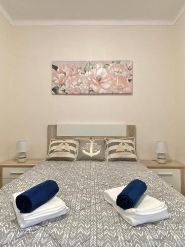 een slaapkamer met een bed met 2 kussens erop bij Serra mar in Cruz de João Mendes