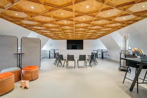 ein offenes Wohnzimmer mit Holzdecke in der Unterkunft Hotel Riesengebirge in Neuhof an der Zenn