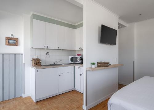  West Bay -  Room  picture :   Tea/Coffee maker    Shower    TV                           