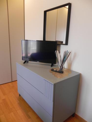 uno specchio sopra un comò con una tv sopra di Hakuna Matata B&B a Pescara