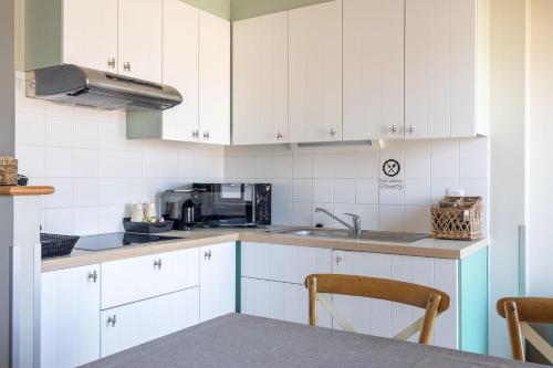  West Bay -  Room  picture :   Tea/Coffee maker    Shower    TV                           