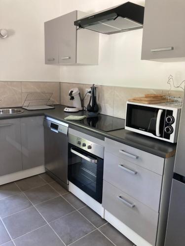La cuisine est équipée d'un four micro-ondes et d'une cuisinière. dans l'établissement La Casa Tara, à Prades