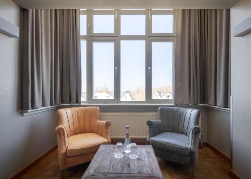  West Bay -  Room  picture :   Tea/Coffee maker    Shower    TV                           