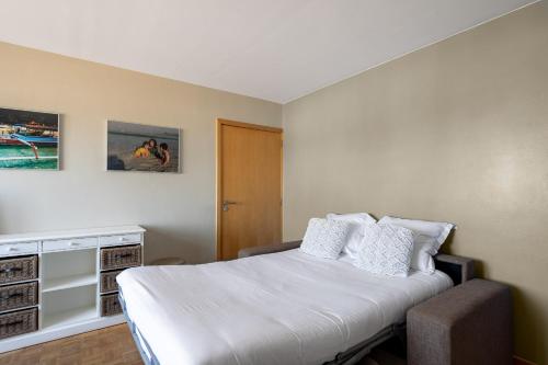  West Bay -  Room  picture :   Tea/Coffee maker    Shower    TV                           