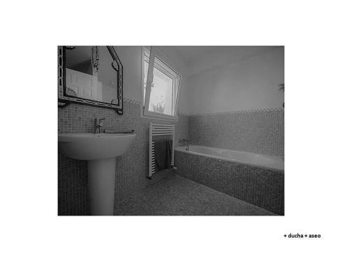 ein Badezimmer mit einem Waschbecken, einem Spiegel und einer Badewanne in der Unterkunft Villa luxueuse avec vue mer in El Campello