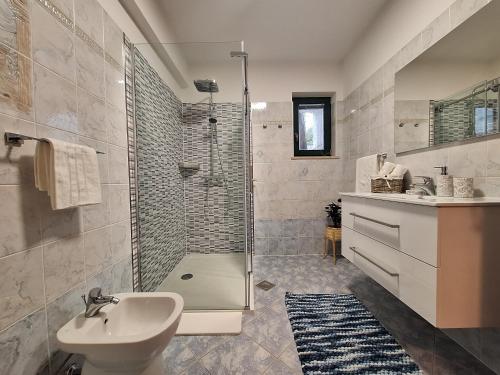 W łazience znajduje się prysznic i umywalka. w obiekcie Residence Nature's Symphony w mieście Sečovlje