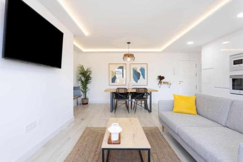 Μια τηλεόραση ή/και κέντρο ψυχαγωγίας στο Sunnyland apartment arona