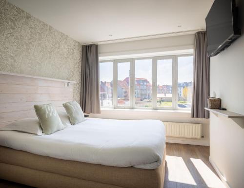  West Bay -  Room  picture :    Tea/Coffee maker    Shower    TV                            