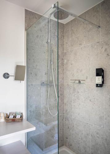  West Bay -  Room  picture :   Tea/Coffee maker    Shower    TV                           