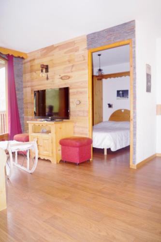 ein Schlafzimmer mit einem Bett und einem großen Spiegel in der Unterkunft Spacieux et Fonctionnel dans Ecrin des Neiges in Vars