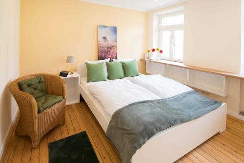 Giường trong phòng chung tại Die Ferienwohnungen Schmiede und Gudd Stuvv in Annis Haus