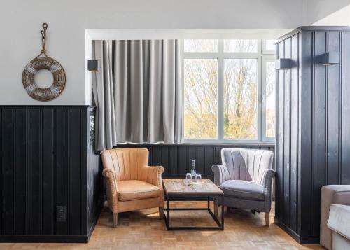  West Bay -  Room  picture :   Tea/Coffee maker    Shower    TV                           