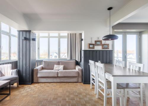  West Bay -  Room  picture :   Tea/Coffee maker    Shower    TV                           