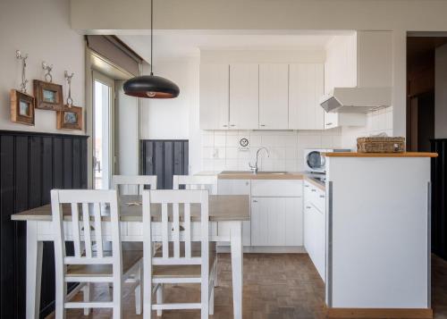  West Bay -  Room  picture :    Tea/Coffee maker    Shower    TV                            