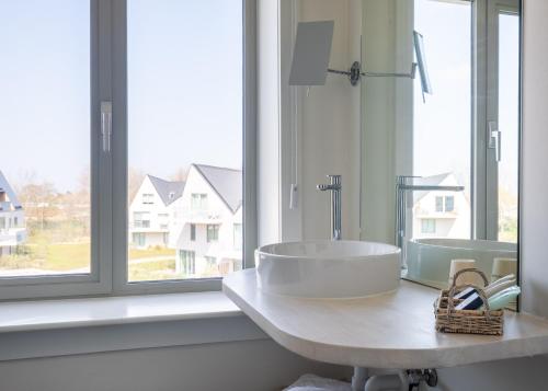  West Bay -  Room  picture :   Tea/Coffee maker    Shower    TV                           