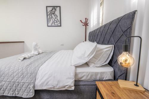 a bedroom with a large bed and a wooden table at סוויטות לוגאסי - דירות אירוח נעימות עם מרפסת פרטית מול הנוף in Sheʼar Yashuv