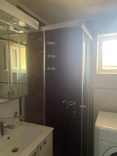 y baño con ducha y lavamanos. en Viki Apartments en Strumica