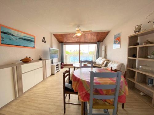 une cuisine et une salle à manger avec une table et des chaises dans l'établissement Appartement avec WIFI, parking, balcon-terrasse et ascenseur à Perros-Guirec - FR-1-368-354, à Perros-Guirec