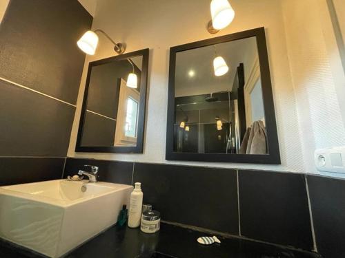La salle de bains est pourvue d'un lavabo et de deux miroirs. dans l'établissement Maison Capbreton, 3 pièces, 4 personnes - FR-1-413-80, à Capbreton