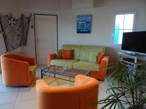 Photo de la galerie de l'établissement Maison familiale proche plage et port, avec terrasse équipée, Netflix, WiFi, ménage inclus - FR-1-224B-110, à Noirmoutier-en-l'lle