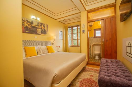 um quarto com uma cama grande e paredes amarelas em Amritara 5 BHK Luxury Villa, Gangtok em Gangtok