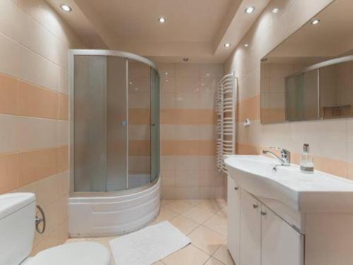 uma casa de banho com um chuveiro, um lavatório e um WC. em Noclegi Wadowice em Wadowice