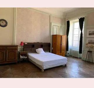 ein Schlafzimmer mit einem Bett und einer Kommode in der Unterkunft La Miséricorde in Coutances