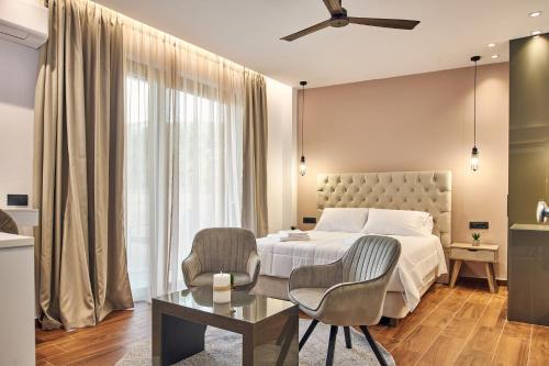 una camera con letto, tavolo e sedie di Amuse Luxury Apartments a Città di Zante