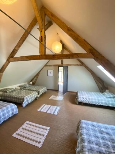 Cette chambre mansardée comprend 3 lits. dans l'établissement La Muzardière aux Gîtes de Cormenin, à Saint-Hilaire-sur-Puiseaux