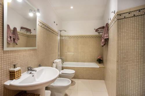 La salle de bains est pourvue d'un lavabo, de toilettes et d'une baignoire. dans l'établissement Apartament al cor del barri vell de Girona, à Gérone