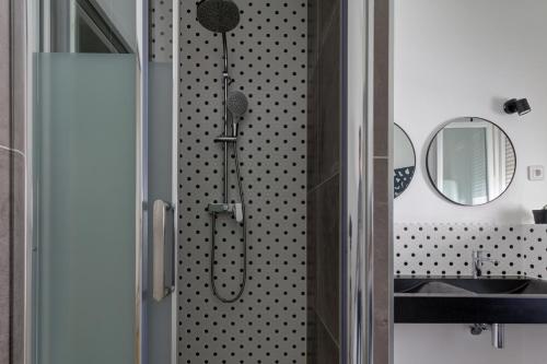 La salle de bains est pourvue d'une douche, d'un lavabo et d'un miroir. dans l'établissement Sleep in Montpellier, Albert, centre, gare, 4 ch, Tram L1, 2, 3 & 4, à Montpellier
