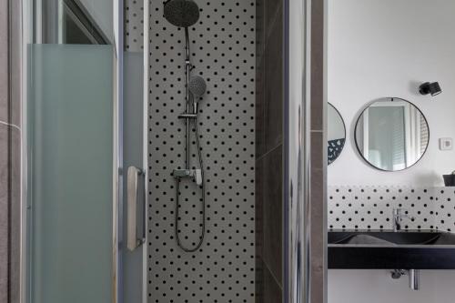 une salle de bain avec une douche, un lavabo et un miroir dans l'établissement Sleep in Montpellier, Albert, centre, gare, 4 ch, Tram L1, 2, 3 & 4, à Montpellier
