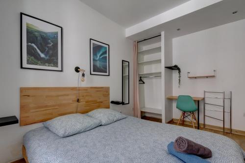 une chambre avec un lit, un bureau et une chaise dans l'établissement Sleep in Montpellier, Albert, centre, gare, 4 ch, Tram L1, 2, 3 & 4, à Montpellier