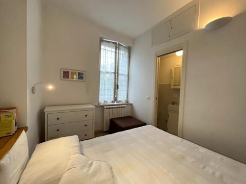um quarto com uma cama grande e uma janela em Appartamento Stella em Levanto
