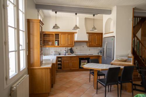 Кухня або міні-кухня у Les 2 glycines Au coeur des vignobles et de parcours de golfs