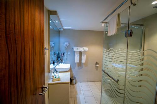 Uma casa de banho em Alisa Hotel North Ridge