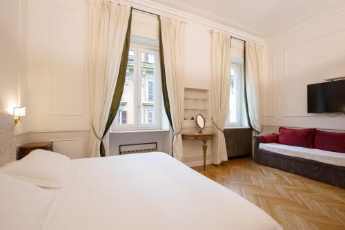 A bed or beds in a room at Relais Donna Lucrezia