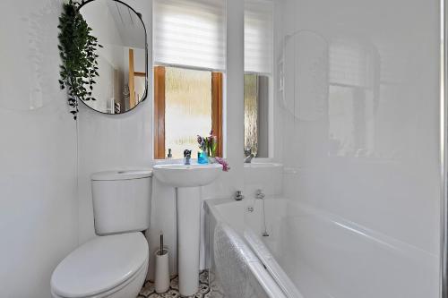 Et badeværelse på Finest Retreats - The Sea Cottage