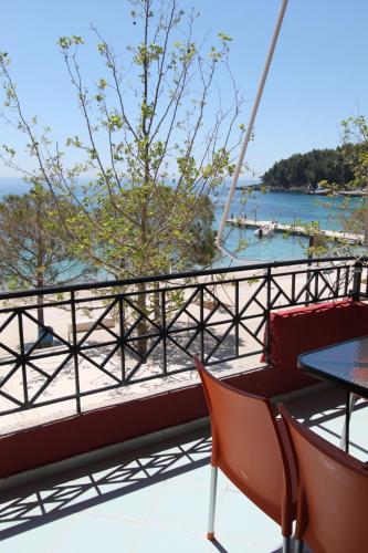 balcón con sillas y vistas a la playa en Hotel Veizi, en Himare