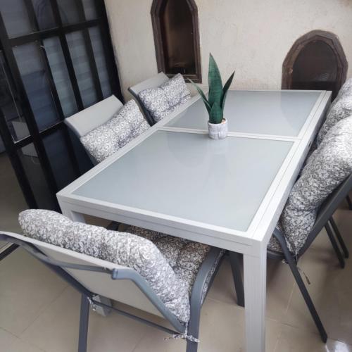 Una mesa blanca y sillas con una planta encima. en נוף ים אילת, en Eilat