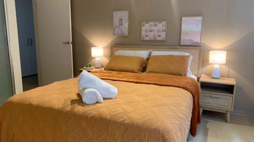 um quarto com uma cama grande e 2 candeeiros em Darwin Waterfront Luxury Condo em Darwin