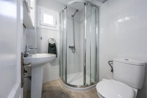 ein Badezimmer mit Dusche, Toilette und Waschbecken in der Unterkunft Sweet La Ola in La Santa